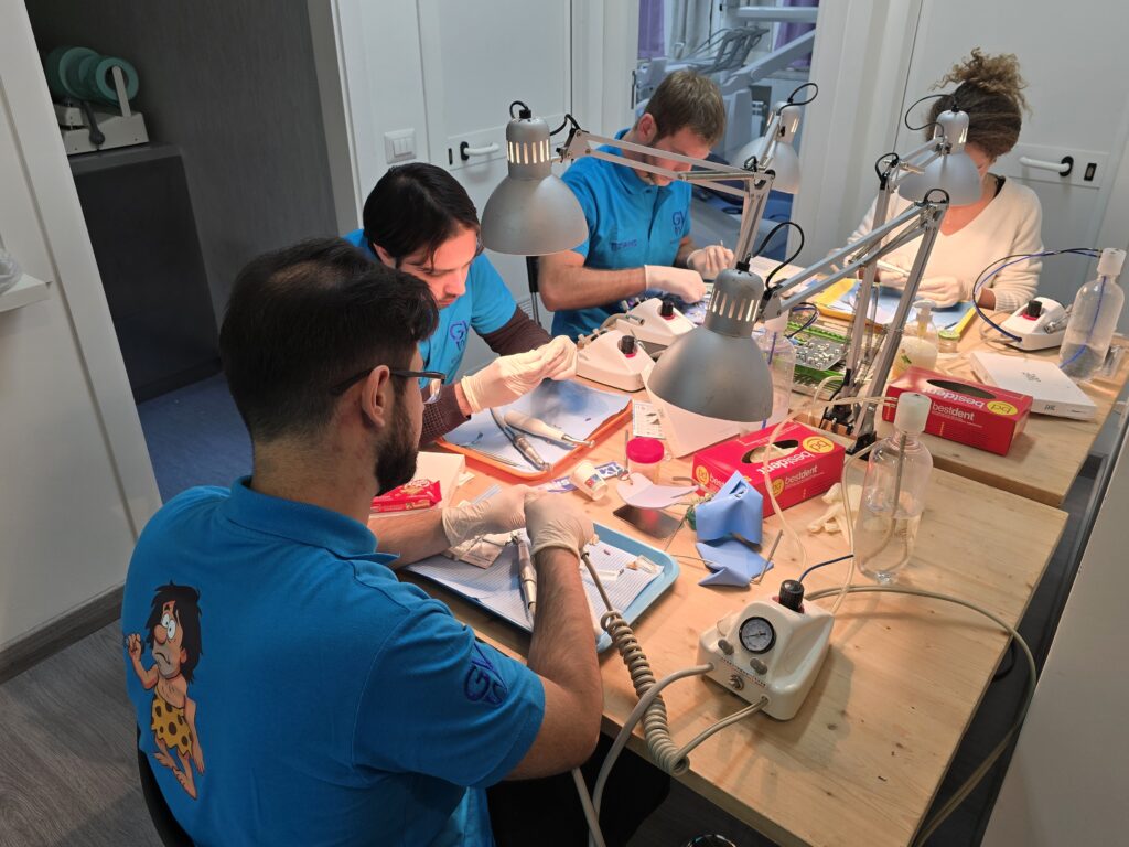 Corsisti al lavoro su simulatori endodontici durante un'esercitazione pratica del GV EndoLab